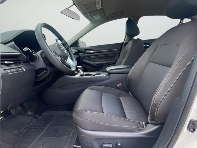 Nissan Altima Vehicle Full-screen Gallery Image 10