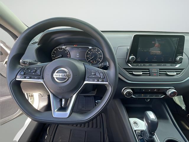 Nissan Altima Vehicle Full-screen Gallery Image 11