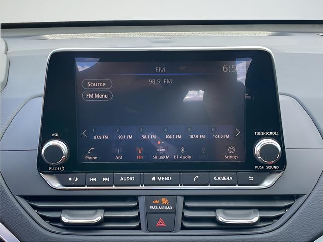 Nissan Altima Vehicle Full-screen Gallery Image 13