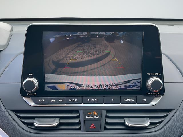 Nissan Altima Vehicle Full-screen Gallery Image 14