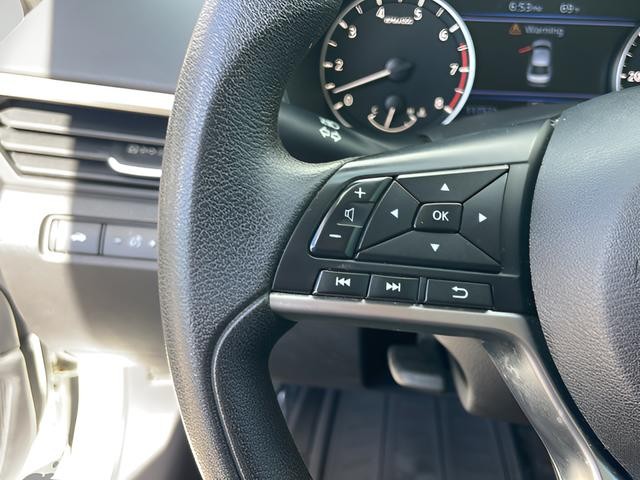 Nissan Altima Vehicle Full-screen Gallery Image 15