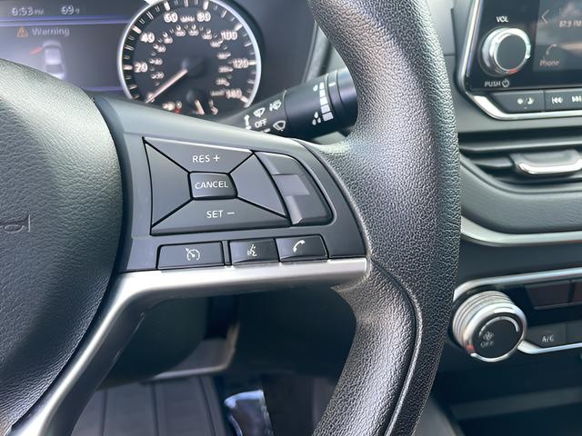 Nissan Altima Vehicle Full-screen Gallery Image 16
