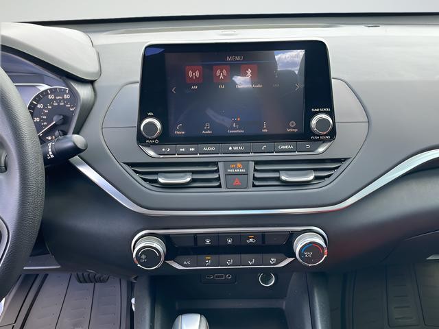 Nissan Altima Vehicle Full-screen Gallery Image 19