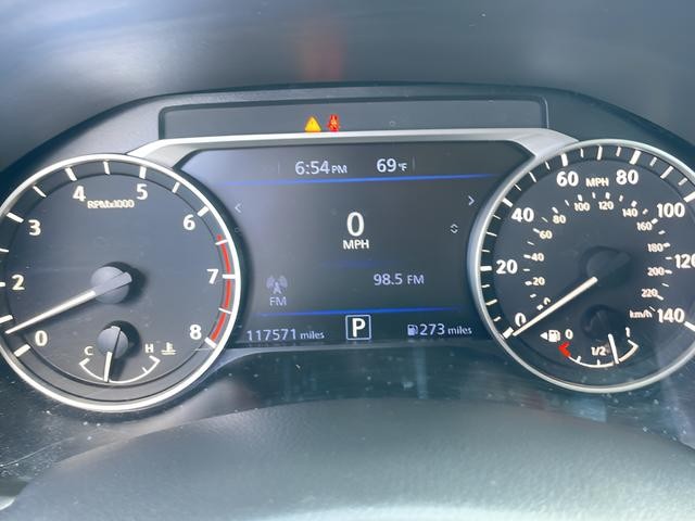 Nissan Altima Vehicle Full-screen Gallery Image 22