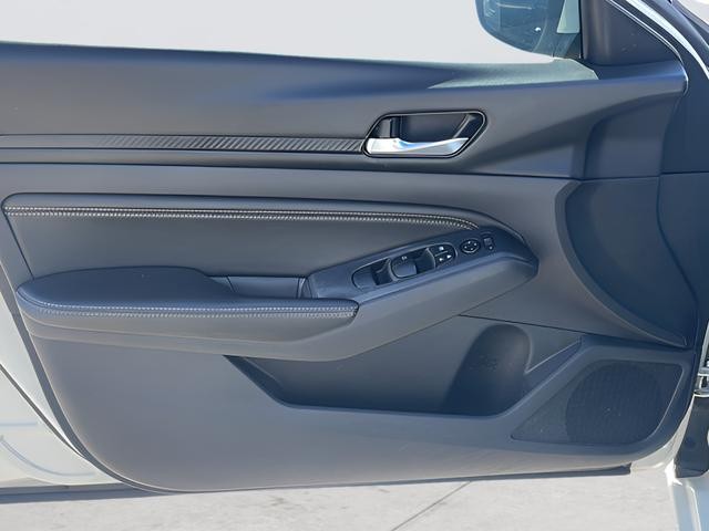 Nissan Altima Vehicle Full-screen Gallery Image 23