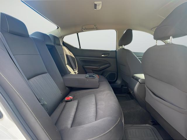 Nissan Altima Vehicle Full-screen Gallery Image 24