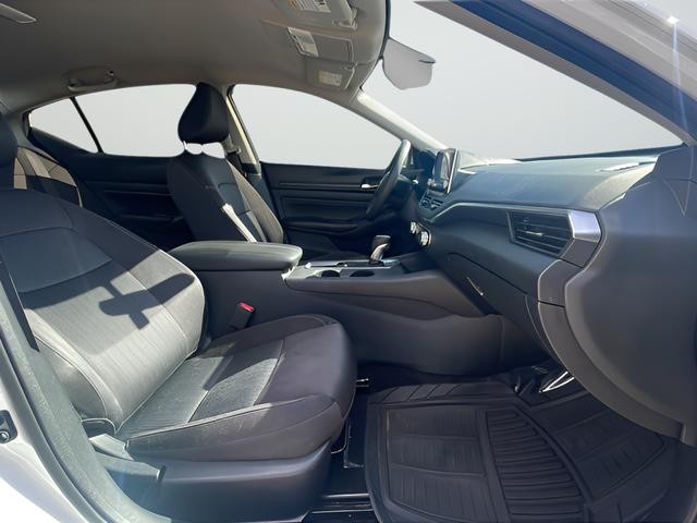 Nissan Altima Vehicle Full-screen Gallery Image 25