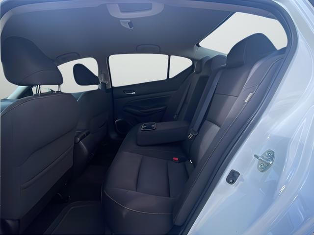 Nissan Altima Vehicle Full-screen Gallery Image 26