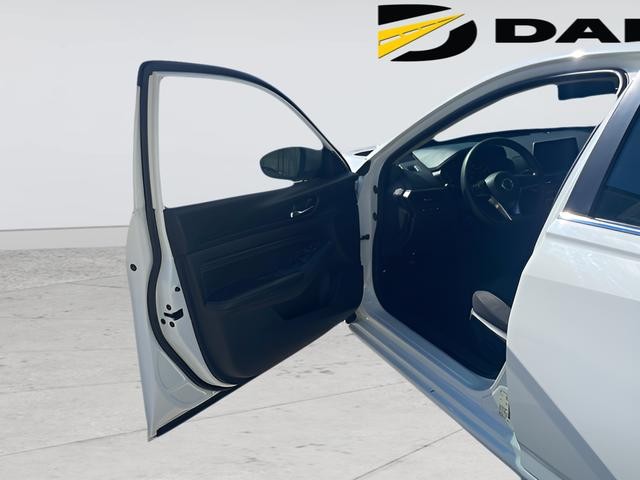 Nissan Altima Vehicle Full-screen Gallery Image 33