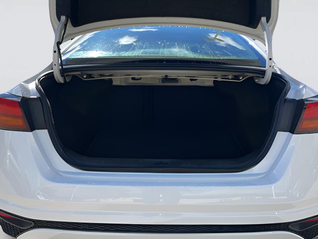 Nissan Altima Vehicle Full-screen Gallery Image 34