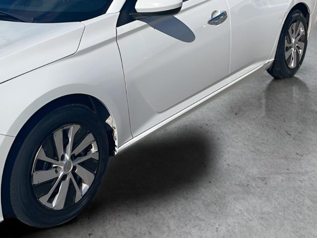 Nissan Altima Vehicle Full-screen Gallery Image 37