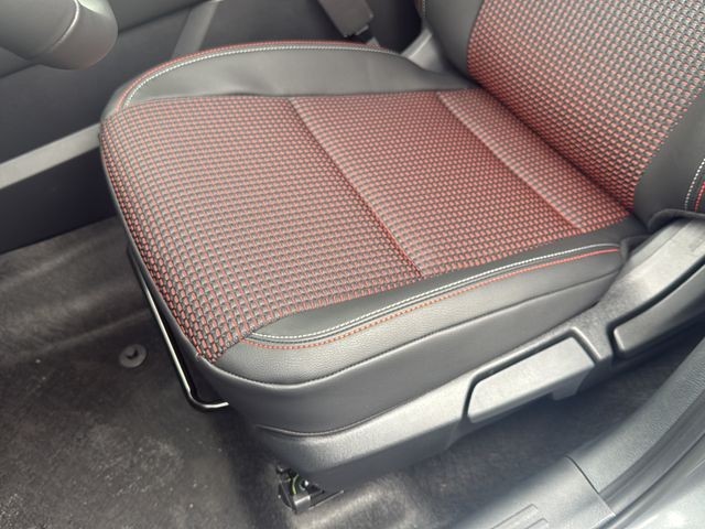 Nissan Kicks Vehicle Full-screen Gallery Image 27