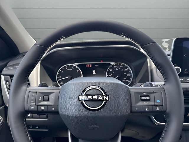 Nissan Rogue Vehicle Full-screen Gallery Image 13