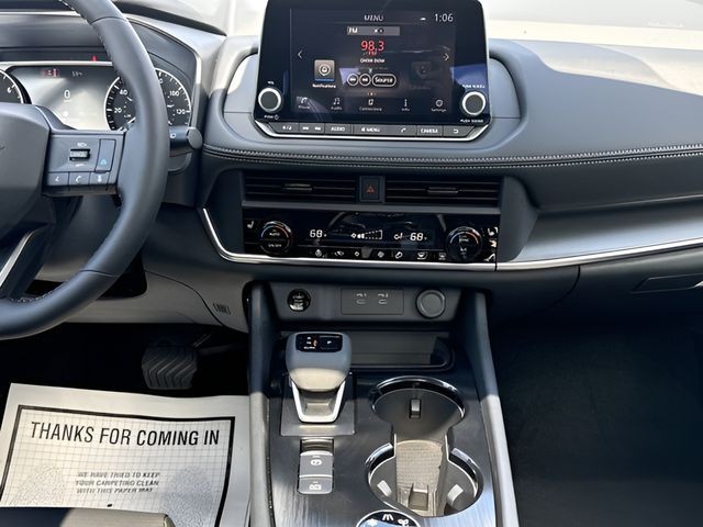 Nissan Rogue Vehicle Full-screen Gallery Image 14
