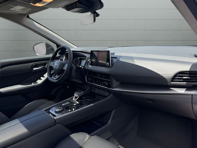 Nissan Rogue Vehicle Full-screen Gallery Image 17