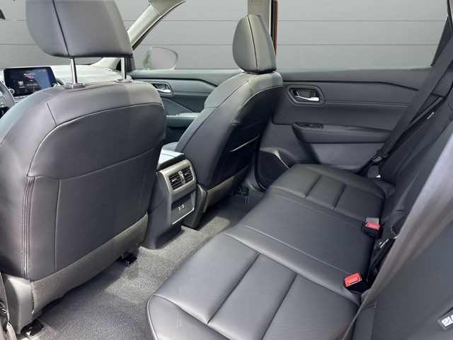 Nissan Rogue Vehicle Full-screen Gallery Image 19