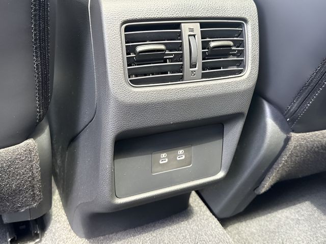 Nissan Rogue Vehicle Full-screen Gallery Image 20