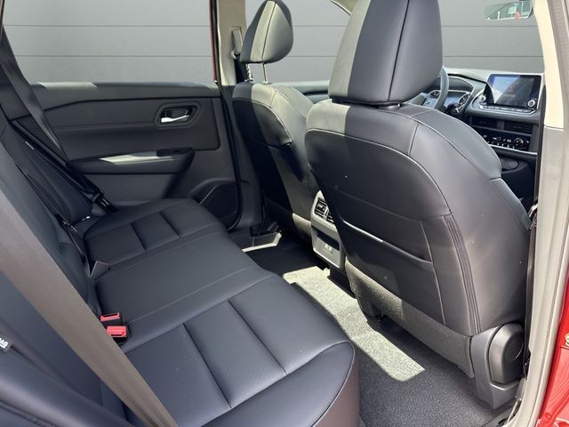 Nissan Rogue Vehicle Full-screen Gallery Image 23