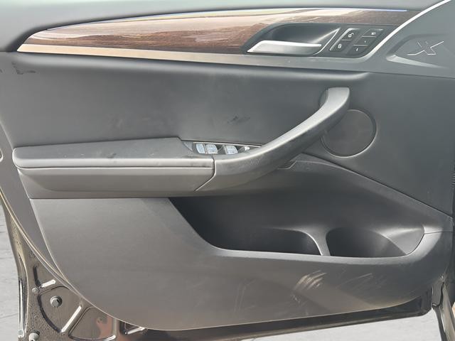 BMW X3 Vehicle Full-screen Gallery Image 10