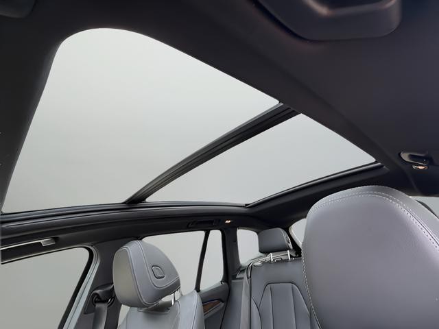 BMW X3 Vehicle Full-screen Gallery Image 12
