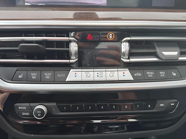 BMW X3 Vehicle Full-screen Gallery Image 17