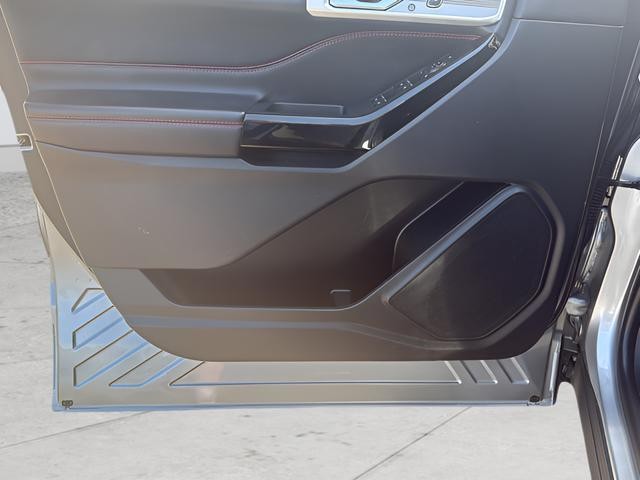 Ford Explorer Vehicle Full-screen Gallery Image 11