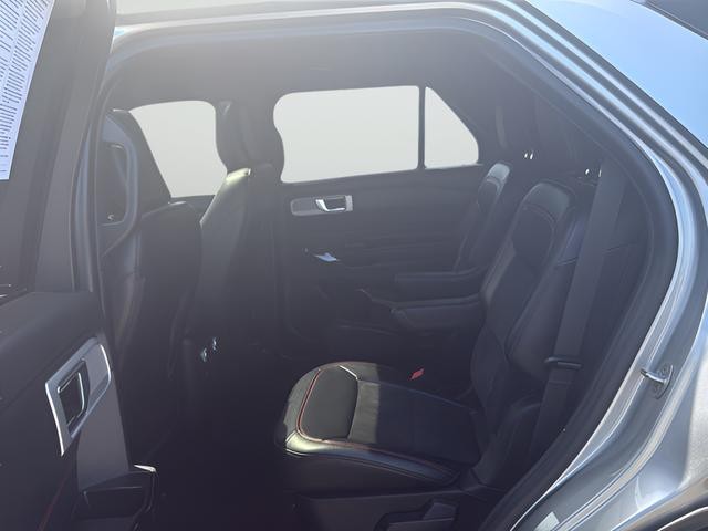 Ford Explorer Vehicle Full-screen Gallery Image 17