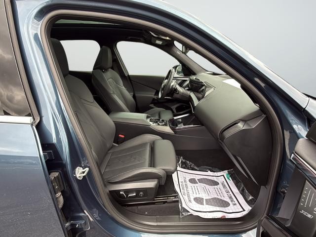 BMW X3 Vehicle Full-screen Gallery Image 26