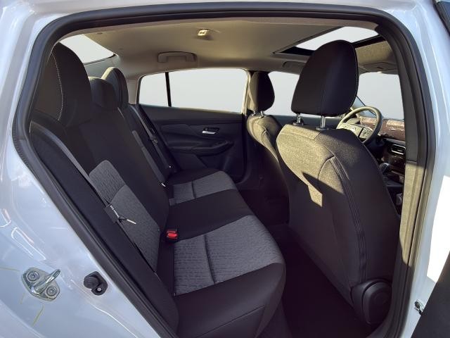 Nissan Sentra Vehicle Full-screen Gallery Image 25