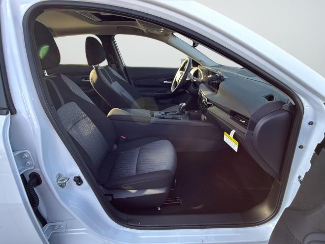 Nissan Sentra Vehicle Full-screen Gallery Image 26