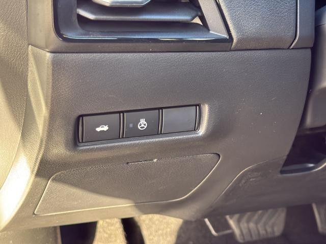 Nissan Sentra Vehicle Full-screen Gallery Image 28