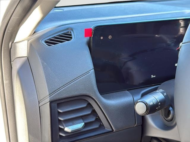 Nissan Sentra Vehicle Full-screen Gallery Image 31