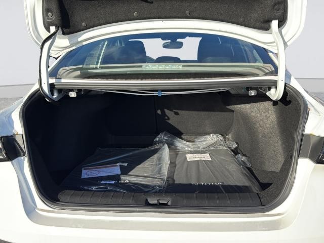Nissan Sentra Vehicle Full-screen Gallery Image 32