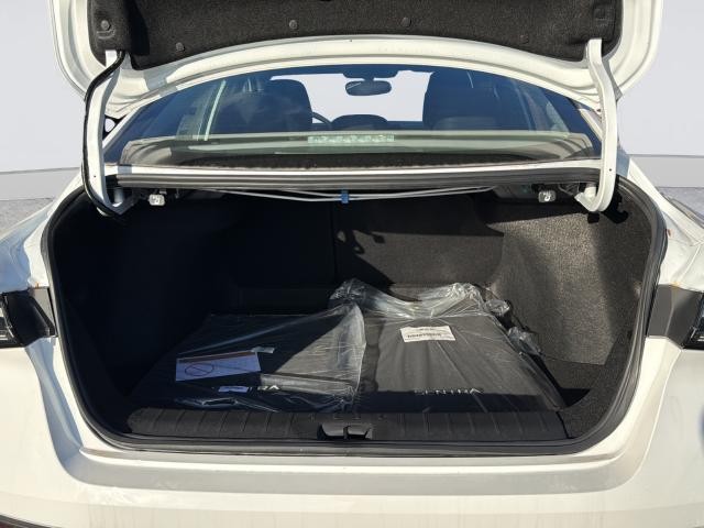 Nissan Sentra Vehicle Full-screen Gallery Image 35
