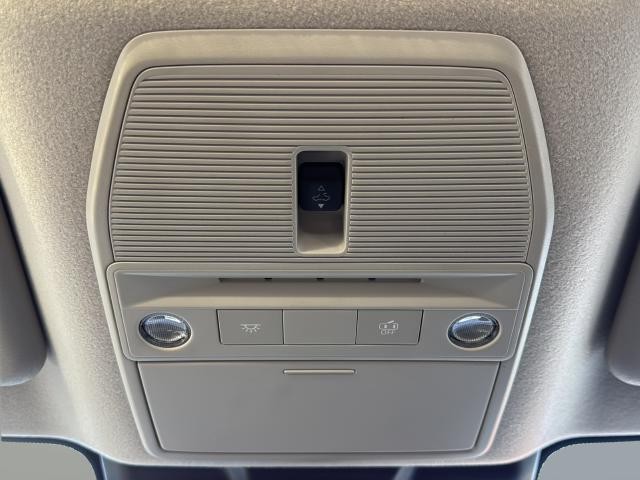 Nissan Sentra Vehicle Full-screen Gallery Image 36