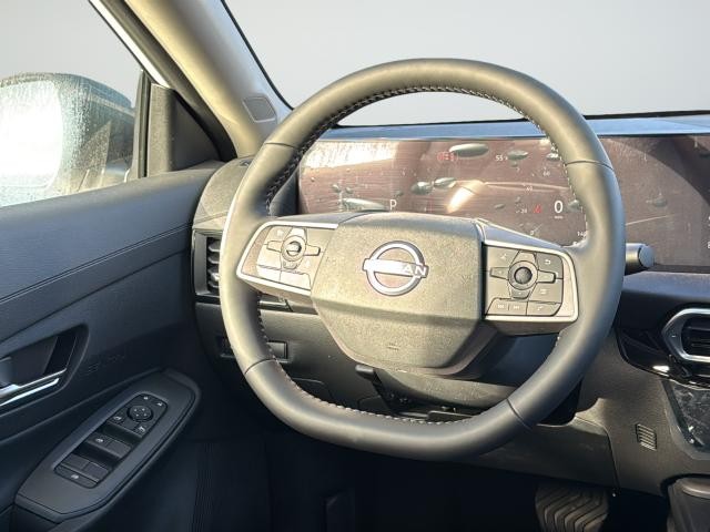 Nissan Sentra Vehicle Full-screen Gallery Image 38