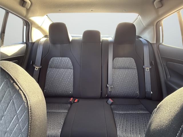 Nissan Sentra Vehicle Full-screen Gallery Image 40