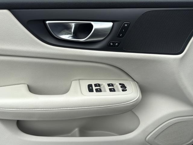 Volvo S60 Vehicle Full-screen Gallery Image 23