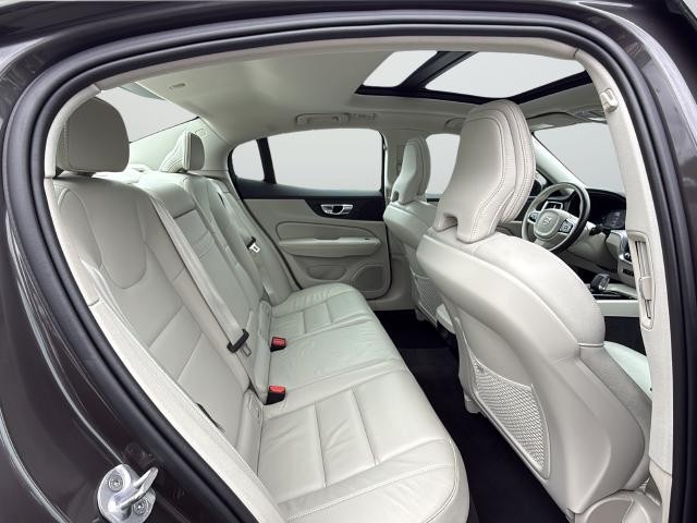 Volvo S60 Vehicle Full-screen Gallery Image 24
