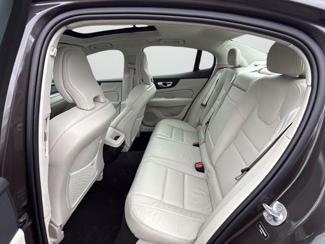 Volvo S60 Vehicle Full-screen Gallery Image 26