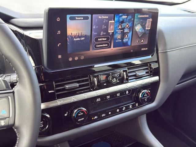 Nissan Pathfinder Vehicle Full-screen Gallery Image 14