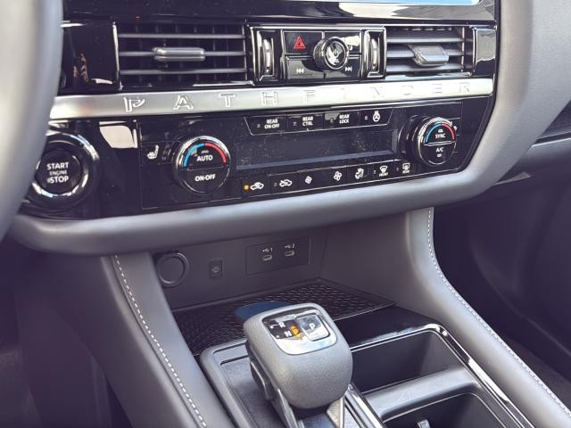 Nissan Pathfinder Vehicle Full-screen Gallery Image 21