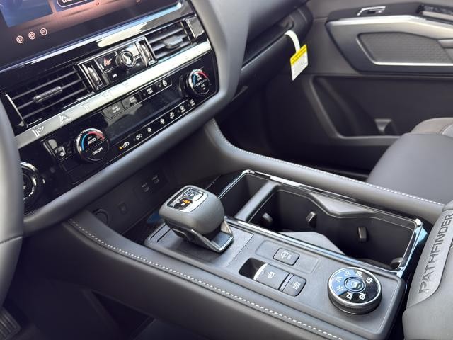 Nissan Pathfinder Vehicle Full-screen Gallery Image 22