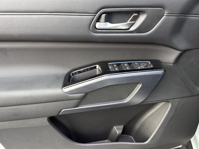 Nissan Pathfinder Vehicle Full-screen Gallery Image 24