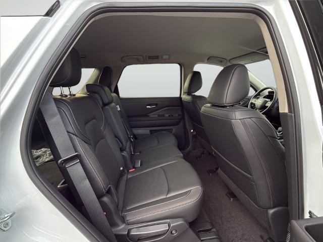 Nissan Pathfinder Vehicle Full-screen Gallery Image 25