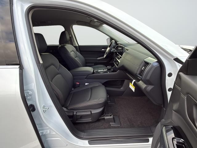 Nissan Pathfinder Vehicle Full-screen Gallery Image 26