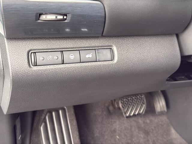 Nissan Pathfinder Vehicle Full-screen Gallery Image 28