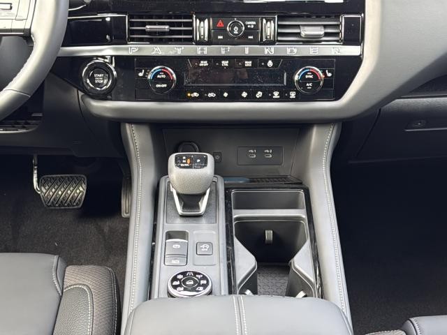 Nissan Pathfinder Vehicle Full-screen Gallery Image 29