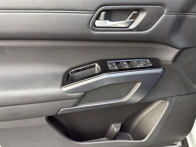 Nissan Pathfinder Vehicle Full-screen Gallery Image 30