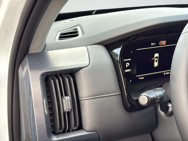 Nissan Pathfinder Vehicle Full-screen Gallery Image 31